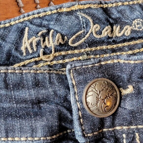 Ariya Blue Jean Shorts Size 9/10 - Picture 6 of 7